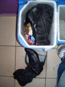 Müll0312 148.jpg (167.56 KiB) 5800 mal betrachtet Meine Versuche, Anja umzustimmen, fruchteten nichts. Sie meinte nur genervt: "Mach' die mal weg, sonst stolpert noch jemand drüber!"