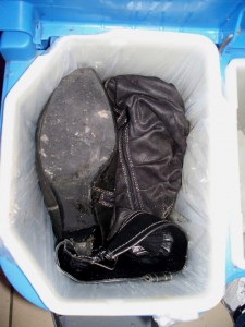 Müll0312 150.jpg (170.01 KiB) 5800 mal betrachtet Ich bildete mir ein, dass es so aussah, als ob der eine Stiefel mit seiner Sohle den noch kommenden Ekelmüll abwehren wollte.