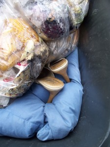 Müll0312 216.jpg (219.81 KiB) 5766 mal betrachtet Die hohen Absätze sackten auch tiefer ins Bettzeug und ein letzter Blick zu den Abdrücken im Vorfußbereich im Inneren war möglich.