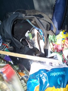 Müll0312 259.jpg (271.47 KiB) 7831 mal betrachtet Hier eine nur halb ausgeräumte Sporttasche einer Frauenfußballerin.