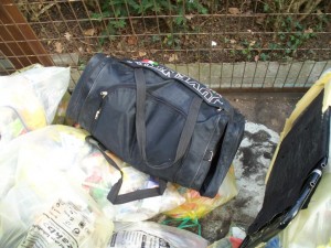Müll0312 282.jpg (137.88 KiB) 8270 mal betrachtet Eine große gefüllte Sporttasche.