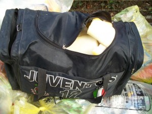 Müll0312 285.jpg (124.55 KiB) 8270 mal betrachtet Ob diese Tasche von der Abfuhr des Gelben Sacks mitgenommen wird, oder doch die Restmüllabfuhr sich drum kümmern muss ... ?