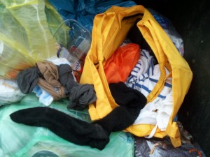 Müll0312 288.jpg (95.56 KiB) 8270 mal betrachtet Verschwitzte Sportsocken, süße Oberteile, alte Nylons, - alles nicht die Mühe wert, zum Altkleidercontainer zu bringen.