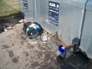 Müll0312 289.jpg (169.63 KiB) 7831 mal betrachtet Was für eine stinkende Sauerei!