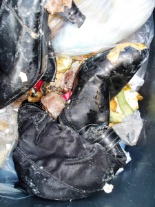 Müll0312 248.jpg (289.54 KiB) 7725 mal betrachtet Im Hausmüll sterben Schuhe schnell!