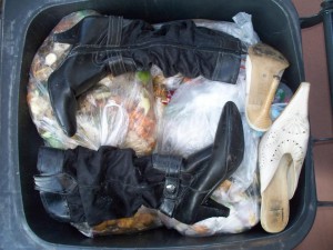 Müll0312 249.jpg (113.42 KiB) 7340 mal betrachtet Während die Pantoletten dank ihres "Totenbettes" sauber blieben, mussten Anjas Stiefel grob abgewischt werden, um so fotografiert zu werden.