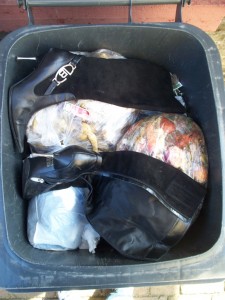 Müll0312 290.jpg (212.03 KiB) 7088 mal betrachtet Endlich! Mein Parkett muss in Anjas Wohnung nicht mehr leiden!