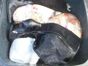 Müll0312 291.jpg (121.6 KiB) 7088 mal betrachtet Noch sauber glänzend, wartet das Stiefelfutteral auf den kommenden Dreck.