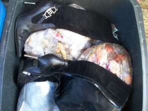 Müll0312 292.jpg (107.19 KiB) 6798 mal betrachtet Noch glänzen diese ehemals sehr geilen sexy Stiletto-Stiefel!