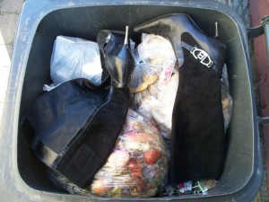 Müll0312 295.jpg (113.35 KiB) 6798 mal betrachtet Ich musste mich beeilen, die noch makellos schönen Wildleder-Stiefelschäfte zu fotografieren, denn Lena kehrte gerade den Hof und später noch die Straße.