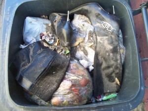 Müll0312 298.jpg (157.79 KiB) 6798 mal betrachtet Jetzt sahen die Stilettos schon eher nach Restmüll aus und "passten" so besser in die Mülltonne.