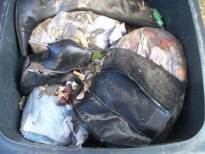 Müll0312 300.jpg (166.24 KiB) 7081 mal betrachtet So müssen / können Müll-Stilettos aussehen!