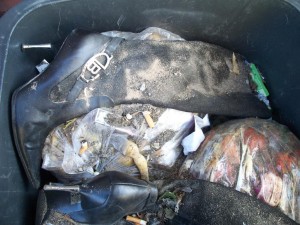 Müll0312 301.jpg (163.25 KiB) 7081 mal betrachtet Man meint, die geilen Müll-Stilettos hätten schon genug abbekommen, aber nun ging Lena raus das Trottoir kehren!