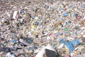 Luzifer01 030a.jpg (291.64 KiB) 28502 mal betrachtet Ein tiefer "Mülltrichter" ist entstanden, weil immer wieder die Müllverdichter den angelieferten Müll nicht in diese Ecke der Kippe geschoben haben. So bietet sich ein überwältigendes, buntes Müllpanorama!