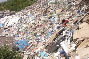 Luzifer01 031a.jpg (298.48 KiB) 28894 mal betrachtet Ein Abhang aua Müll. Hier kullert der noch relativ "frische" Müll runter. und unten werden kleine Mengen angeliefert, die dann recht bald von oben verschüttet werden.