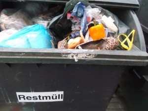 Müll0315 152.jpg (468.49 KiB) 11398 mal betrachtet Puh! Wie der Müllsiff gestunken hat!