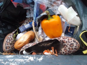 Müll0315 154.jpg (526.98 KiB) 10810 mal betrachtet Bei diesen Anblick kaum vorstellbar, aber vielleicht schmückten noch vor ein paar Stunden diese "Leos" zarte Frauenfüße?!