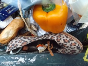 Müll0315 155.jpg (506.29 KiB) 10810 mal betrachtet "Stilleben" aus Hausmüll!