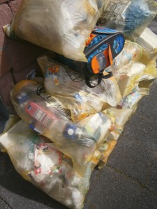 Müll0515 001.jpg (282.68 KiB) 29608 mal betrachtet Gelbe Sack-Abfälle bereit zur Abfuhr gelegt.