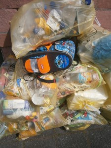 Müll0515 002.jpg (292.5 KiB) 26804 mal betrachtet Ob Anja den Scout zwischen den Abfallsäcken "verstecken" wollte?!