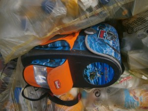 Müll0515 003.jpg (276.37 KiB) 26252 mal betrachtet Ab damit aufs Müllsortierband.