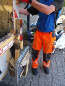 Müll0615 (9).JPG (580.06 KiB) 22428 mal betrachtet Ich kam gerade noch zur rechten Zeit, denn die Sperrmüllabfuhr war schon da und ein Müllmann stand schon bereit.