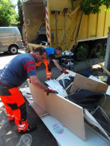 Müll0615 (10).JPG (600.06 KiB) 22428 mal betrachtet Gleich griffen die Müllmänner zu!
