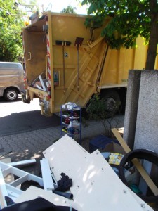 Müll0615 (11).JPG (614.63 KiB) 22428 mal betrachtet In wenigen Augenblicken verschwanden Teile ihres alten Jugendzimmers im Pressmüllauto.