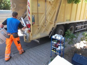Müll0615 (12).JPG (139.18 KiB) 22696 mal betrachtet Als rein mit dem Gerümpel in die Müllschüttung!