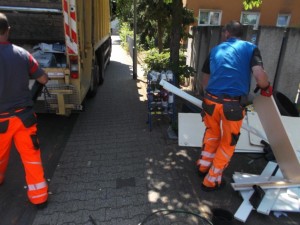 Müll0615 (13).JPG (127.33 KiB) 22696 mal betrachtet Ob gerade die Mutter zufrieden hinter den Gardinen am Fenster stand zusah und hörte, wie gerade ihr Entsorgungsproblem "gelöst" wurde?!