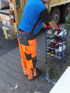 Müll0615 (14)a.jpg (365.02 KiB) 22428 mal betrachtet Vielleicht hatte die Mutter oder wer auch immer den Sperrmüll zu spät rausgestellt. Jedenfalls kümmerte sich nun ein Orangener Engel um ihre geilen Sneaks. Sogar ein Reebok Pump Sondermodell befand sich nun wortwörtlich in den Händen der Müllabfuhr!