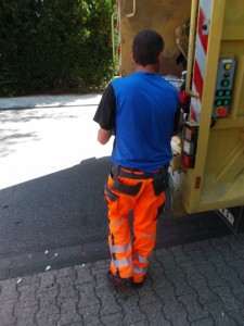 Müll0615 (16).JPG (562.85 KiB) 22696 mal betrachtet Fluchend hob der Müllmann die Schuhe auf und warf sie hinterher, denn stabile Shox auf einer Straße stellen eine Unfallgefahr dar. Sie müssen unbedingt weg!