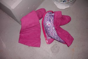 Astrid01 006.jpg (393.49 KiB) 7300 mal betrachtet Eigentlich schön, diese tollen Stiefel mal wieder zu sehen, aber ausgerechnet in dieser "Situation"?!