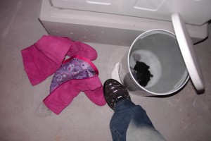 Astrid01 008.jpg (414.42 KiB) 7533 mal betrachtet Als ich noch überlegte, was ich von diesem Anblick halten sollte kam die Putzfrau rein und meinte genervt, dass dies ab und zu vorkomme, dass BHs, Slips und Söckchen gleich vor oder nach der Wäsche hier weggeworfen würden und seltener Schuhe wie Sneaker oder Plimsoles.