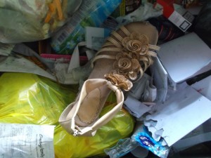 Müll0615 (359).JPG (531.27 KiB) 9880 mal betrachtet "Einfach" im Müll "gelandet"!