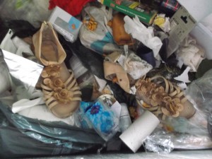 Müll0615 (361).JPG (494.5 KiB) 9880 mal betrachtet Da kommt immer wieder Freude auf, Müllschuhe paarweise zu finden!