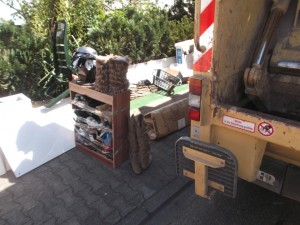 Müll0615 (93).JPG (592.44 KiB) 21401 mal betrachtet Jetzt kam es drauf an: Würden die Orangenen Engel diesmal "Gnade vor Abfallsatzung" ergehen lassen und das "Altschuhproblem" einer jungen Frau freundlicherweise doch beseitigen?