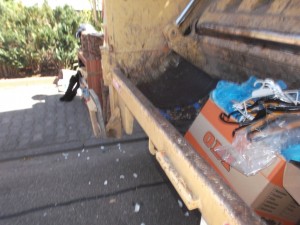 Müll0615 (94).JPG (544.8 KiB) 22260 mal betrachtet Ein Karton mit Lumpen lag immerhin schon in der Müllschüttung und wurde gleich weggepresst. Es sah sozusagen "gut" aus für die vielen ausrangierten Schuhe und Stiefel?!