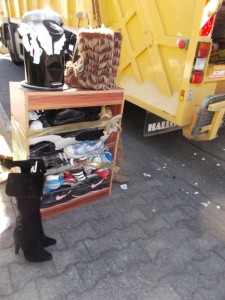 Müll0615 (98).JPG (523.94 KiB) 22695 mal betrachtet Selbst die mit zerbrochenen Holzleisten gefüllten schwarzen Schnürstiefel standen geradezu sexy und elegant am Straßenrand und warteten darauf, von kräftigen Männerhänden gepackt und "mitgenommen" zu werden.