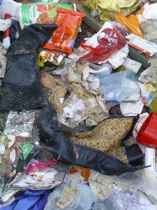 Janine08 029.jpg (438.38 KiB) 28450 mal betrachtet Keine drei Minuten sind die Stiefel Müll und schon total eingesaut und plattgewalzt.