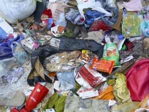 Janine08 034.jpg (426.44 KiB) 29511 mal betrachtet Ihr Bettzeug war noch nicht vom Müllverdichter erfasst worden und noch sauber. Ob es noch nach ihr süß duftete?