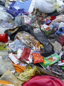 Janine08 036.jpg (414.86 KiB) 28450 mal betrachtet Die frisch getragenen Stiefel waren schon genauso plattgewalzt und eklig verdreckt wie der Abfall ringsum und somit sahen sie schon sehr "angepasst" aus.