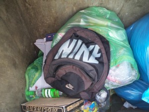 Müll0512 186.jpg (119.46 KiB) 6971 mal betrachtet Der lag noch ziemlich tief und wäre bald im Dreck versunken.