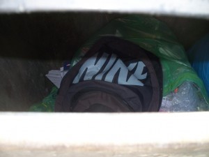 Müll0512 187.jpg (61.85 KiB) 7410 mal betrachtet Nur zu sehen durch den Spalt eines Containerdeckels.