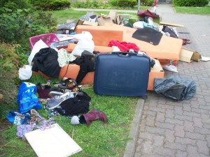 Müll0512 188.jpg (173.36 KiB) 19205 mal betrachtet Kinder- und Girly-Schuhe, ausrangiert, ausgeschlachtet und reif für die Sperrmüllabfuhr.