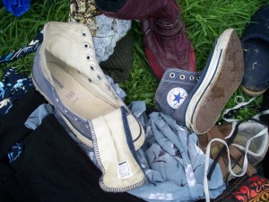 Müll0512 191.jpg (151.52 KiB) 18809 mal betrachtet Auch die verlatschten Converse-Chucks wurden ausgeschlachtet und zum Sperrmüll gestellt; - oder genauer: geschmissen!