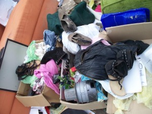 Müll0512 195.jpg (124.56 KiB) 19207 mal betrachtet Vermutlich wollte die junge Frau, dass ihre alten Lieblinge ordentlich verpackt in einem Karton auf die Sperrmüllabfuhr warten; eine naive Vorstellung!