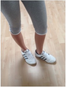 adis3.jpeg (61.7 KiB) 8887 mal betrachtet ...hier noch an den Füßen der Vorbesitzerin.