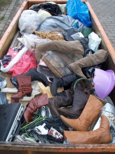 Müll0512 027.jpg (258.34 KiB) 9151 mal betrachtet Die Umlade-Containermulde war auch schon voll und die Öffnungszeiten bald vorbei.