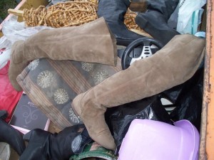 Müll0512 032.jpg (126.06 KiB) 9150 mal betrachtet Noch vor einer Stunde standen diese Overknees sorgfältig ausgestopft, damit keine Lagerungsschäden dran entstehen können, wohlbehütet im Schuhschrank.